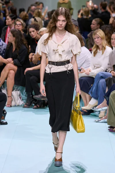 Look 16